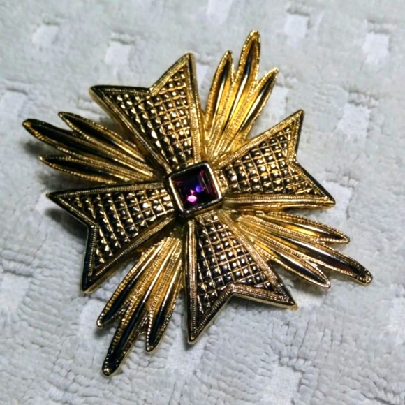 Carolee 2×2" VTG Gold tone cross - Picture 1 of 10